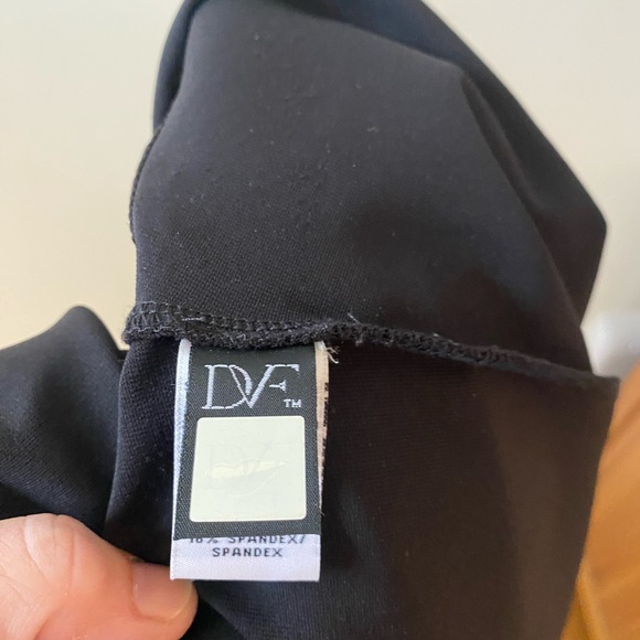 Diane Von Furstenberg Leather Jeannie Two Dress size 6. - Picture 7 of 11